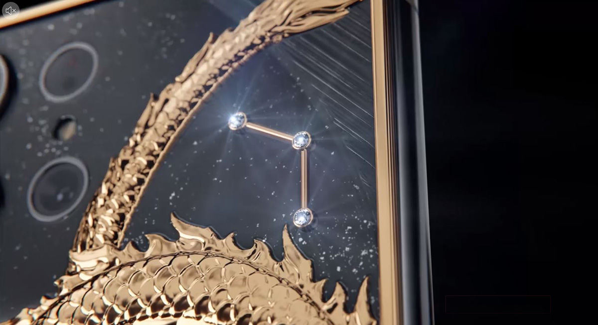 El Reloj Mecánico Dorado, Con Diamantes Y Con Dragón Dorado Encarece Este Teléfono.