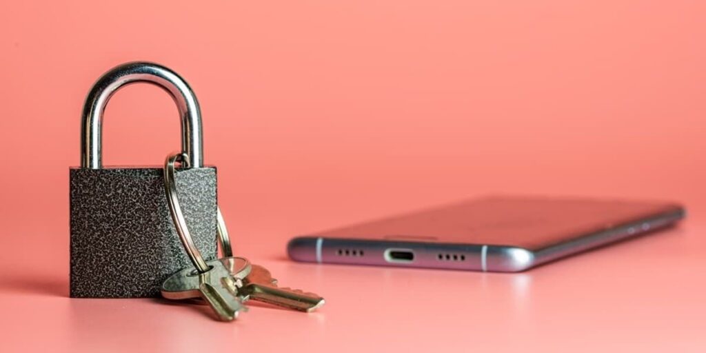 5 Tips To Keep Your Mobile Phone Safe While Traveling